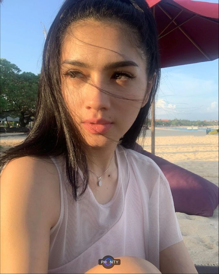 Penampilan Angel Karamoy tanpa pakai bikini saat asyik di pantai