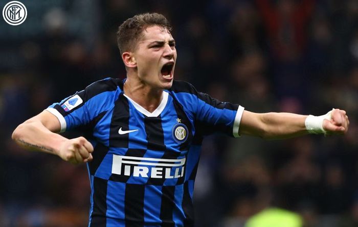 Striker muda Inter Milan, Sebastiano Esposito, berselebrasi setelah mencetak gol ke gawang Genoa, Minggu (22/12/2019) di Stadion Giuseppe Meazza, Milan.