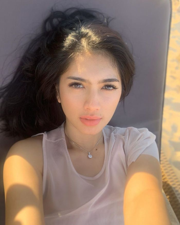 Tanpa pakai bikini, Angel Karamoy justru tampil seksi dengan busana aksen transparan