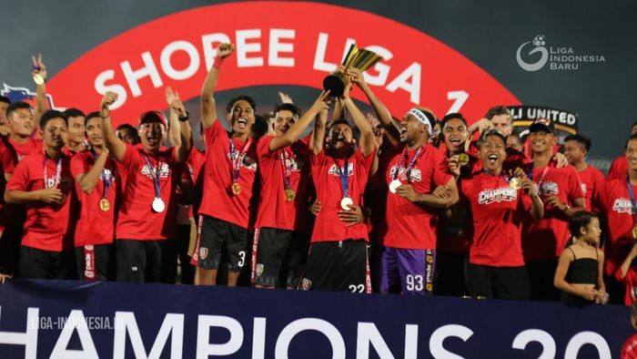Suasana perayaan Bali United yang baru saja menerima Piala juara Liga 1 2019.