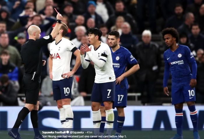 Momen Son Heung-Min menerima kartu merah langsung dari wasit Anthony Taylor usai dinilai melakukan tindakan tidak sportif terhadap Antonio Rudger pada laga di Tottenham Hotspur Stadium, MInggu (22/12/2019).