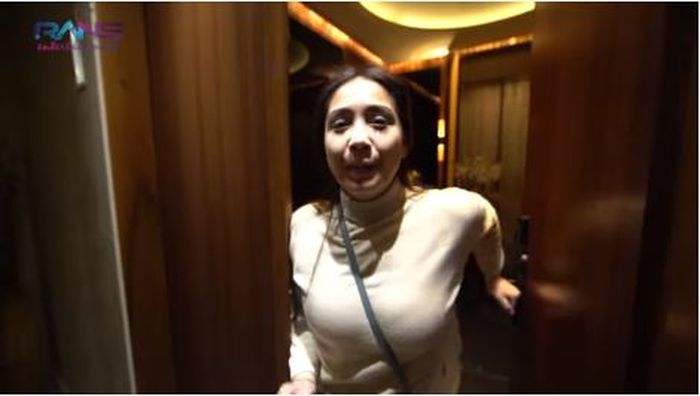 Pintu masuk kamar hotel Raffi dan Nagita di Italia