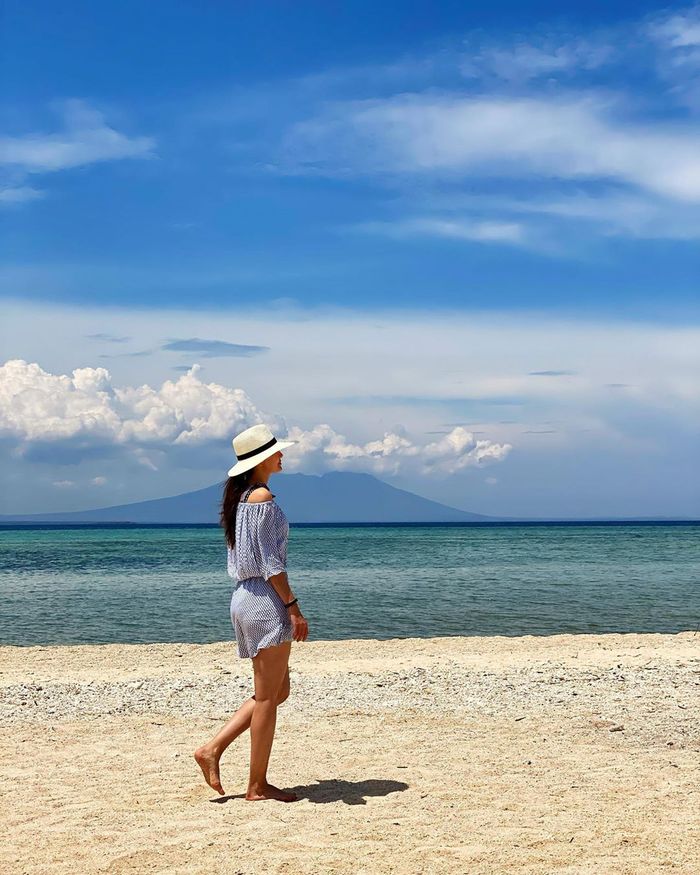 Penampilan Luna Maya yang memesona saat berada di pantai