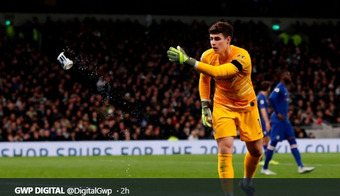 Penjaga gawang Chelsea, Kepa Arrizabalaga terlihat sedang membuang gelas yang dilemparkan suporter Tottenham Hotspur di laga derbi Londong, Minggu (22/12/2019) kemarin