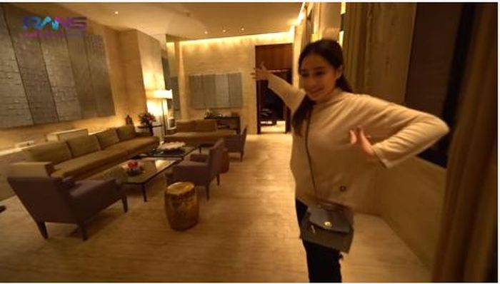 Ruang tamu kamar hotel Raffi-Nagita