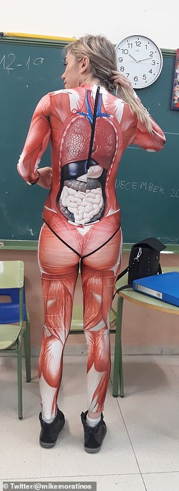 Guru Mengajar Anatomi di Kelas dengan Cara Unik