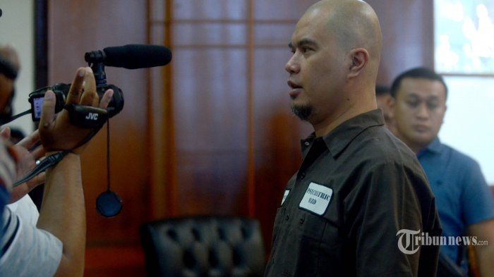 Terdakwa kasus dugaan pencemaran nama baik, Ahmad Dhani Prasetyo usai mengikuti sidang di Pengadilan Negeri Surabaya, Kota Surabaya, Jawa Timur, Selasa (11/6/2019). Majelis Hakim menjatuhkan hukuman satu tahun penjara kepada terdakwa Ahmad Dhani Prasetyo.