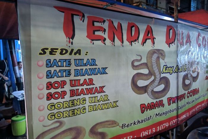 Pedagang yang menjual aneka makanan berbahan dasar ular.