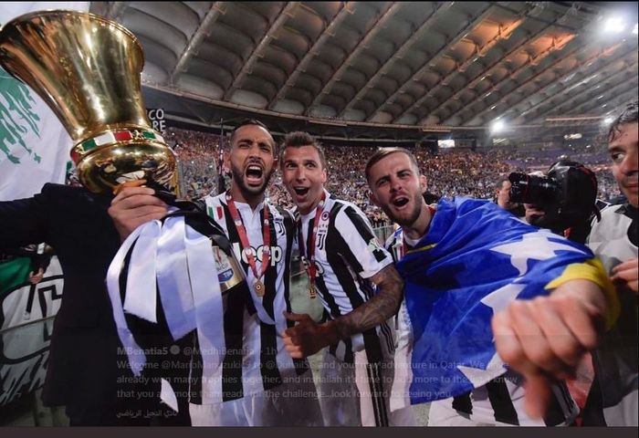 Kiri ke kanan: Medhi Benatia, Mario Mandzukic, dan Miralem Pjanic saat merayakan gelar juara Juventus.