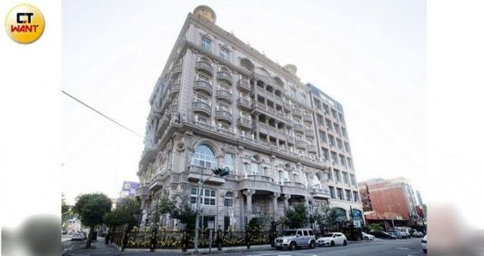 Ini adalah mansion 8 lantai di mana Hu tinggal bersama 3 Istrinya.