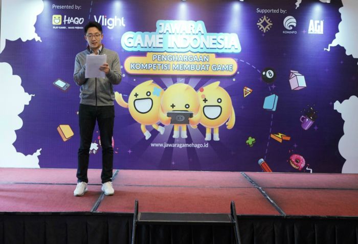 Joshua Qiao as vice president of Vlight Singapore is giving the opening speech