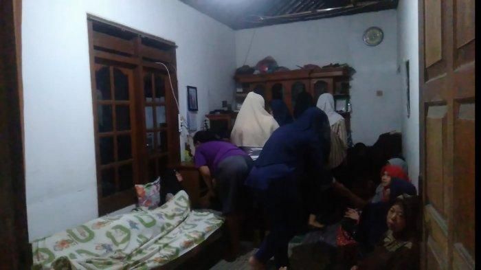 Rumah duka Almarhum Erwin Ardhiyatama (26) , di Tambakaji Kecamatan Ngaliyan, Semarang, Rabu (25/12/2019) malam.