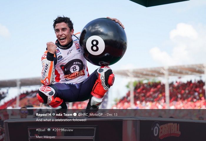 Pembalap Repsol Honda, Marc Marquez, saat merayakan gelar kedelapannya.