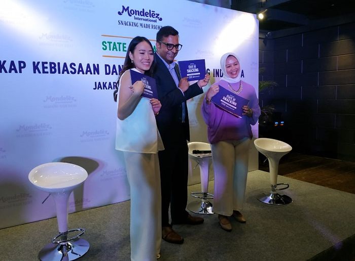 (left to right) Food influencer Windy Iwandy, Mondelez Indonesia CEO Sachin Prasad, and sociologist DR.Dra. Erna Ermawati Chotim, M.Si, at Mondelez International press conference