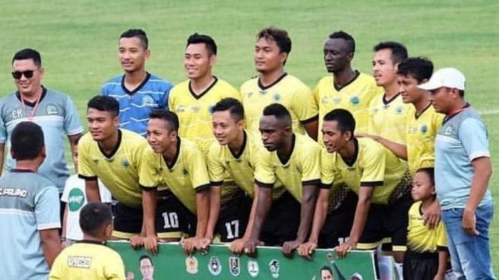 Foto yang menunjukkan pemain Arema, Ricky Kayame dan Makan Konate berfoto sebelum pertandingan turnamen lokal, Bupati Cup IV di Tuban, JAwa Timur.