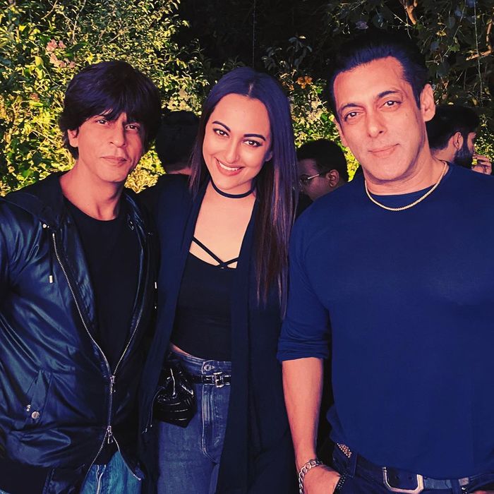 Shah Rukh Khan dan Sonakshi Sinha menghadiri pesta ulang tahun Salman Khan.