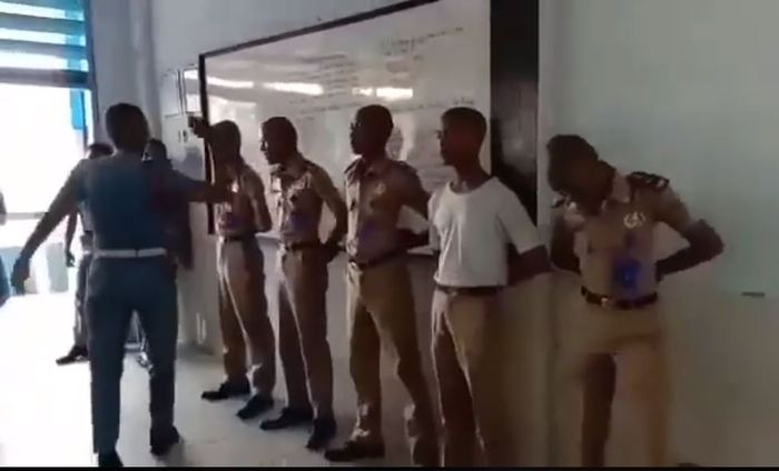 Seorang senior tampar beberapa juniornya