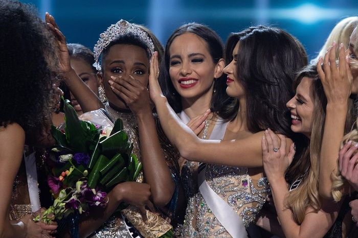 Zozibini Tunzi, <a href='https://batam.tribunnews.com/tag/wanita' title='wanita'>wanita</a> asal <a href='https://batam.tribunnews.com/tag/afrika-selatan' title='Afrika Selatan'>Afrika Selatan</a> yang berhasil menjadi <a href='https://batam.tribunnews.com/tag/miss-universe-2019' title='Miss Universe 2019'>Miss Universe 2019</a>