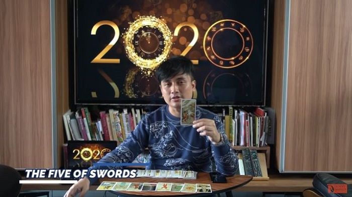 Kartu Tarot Five of Swords yang melambangkan perceraian yang bakal melanda rumah tangga artis di tahun 2020