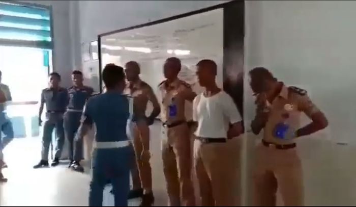 Salah seorang junior terlihat memegangi kepala setelah terkena tamparan