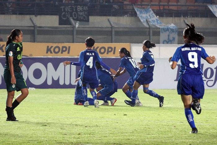 Tim Persib Putri merayakan gol ke gawang Tira-Persikabo Kartini, saat kedua tim bertemu dalam final leg pertama Liga 1 Putri 2019, di Stadion Si Jalak Harupat, Minggu (22/12/2019).