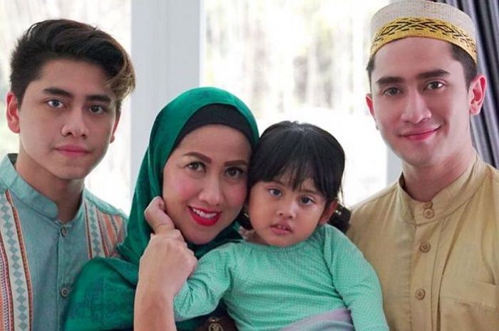 Venna Melinda dan anak-anak