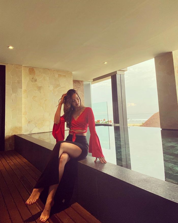 Ibu Anak 3 Tapi Badan Tetep Oke, Pose Duduk Silang Pamer Paha Nia Ramadhani Bikin Netizen Iri