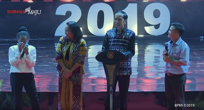 Gadis NTT saat memperkenalkan diri pada Presiden Jokowi