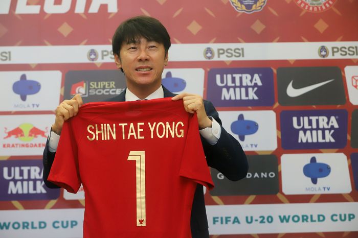 Pelatih baru PSSI asal Korea Selatan Shin Tae Yong saat ditemui usai penandatanganan kontrak kerja di Stadion Pakansari, Bogor, Jawa Barat, Sabtu (28/12/2019). Dalam pendandatanganan kontrak itu Shin Tae Yong akan menjadi pelatih Timnas selama 4 tahun kedepan serta mendapat souvenir jersey Timnas In