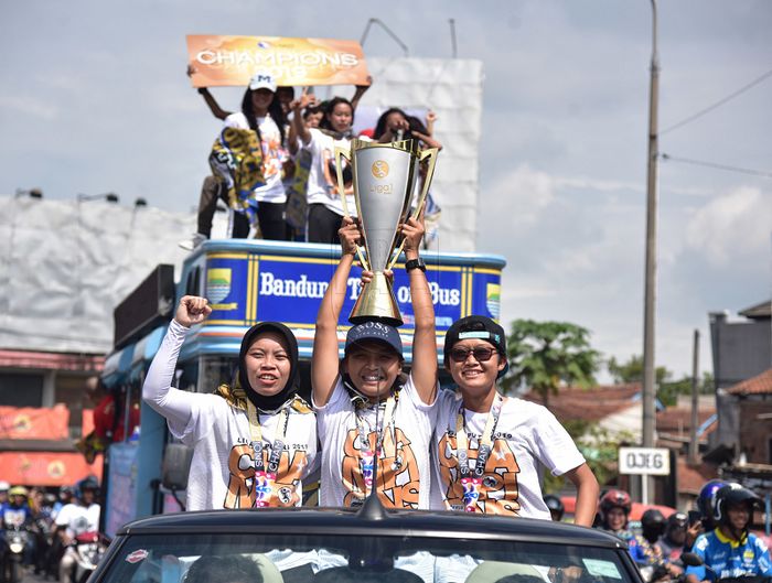 Konvoi skuat Persib Bandung putri usai juara Liga 1 2019