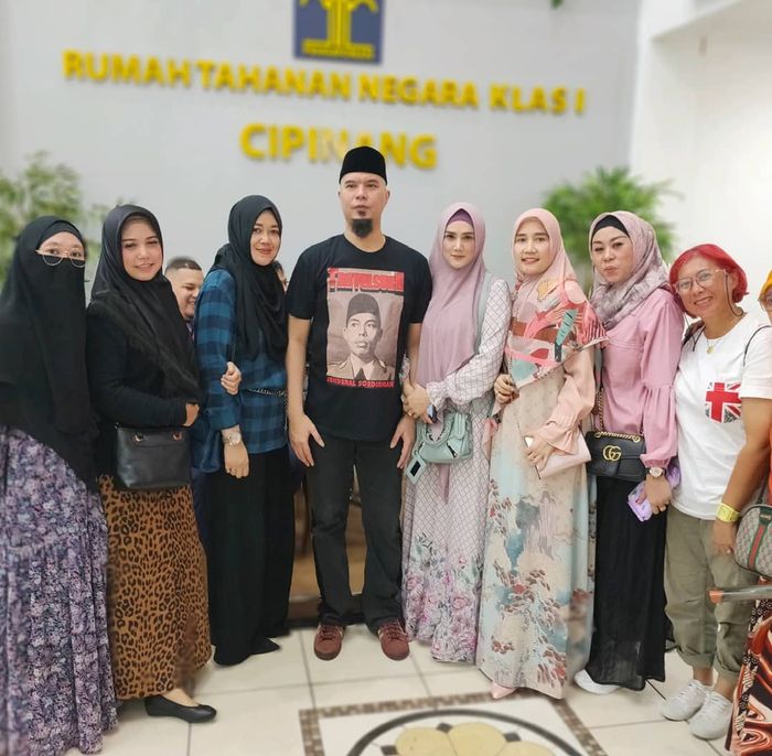 Ahmad Dhani di hari kebebasannya dari Rumah Tahanan Negara yang kala itu dijemput Mulan Jameela yang tampak santun dalam balutan Gamis HIjab Syar'i berwarna ungu pastel