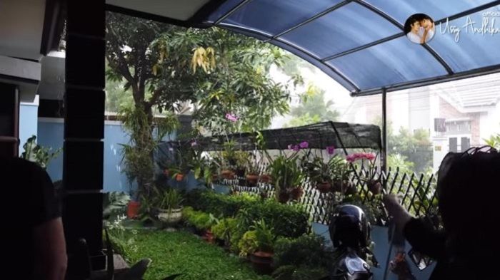 Garasi di rumah mertua Ussy Sulistiawaty
