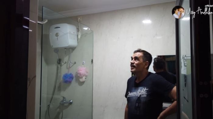 Kamar mandi di rumah mertua Ussy Sulistiawaty