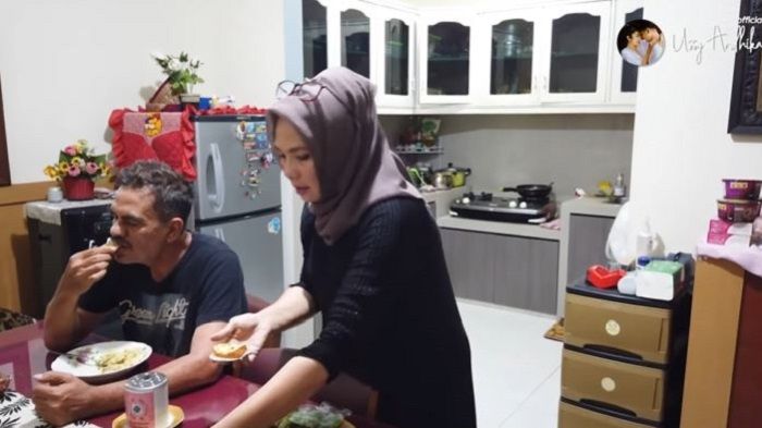 Ruang makan dan dapur di rumah mertua Ussy Sulistiawaty