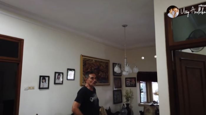 Ruang tamu di rumah mertua Ussy Sulistiawaty