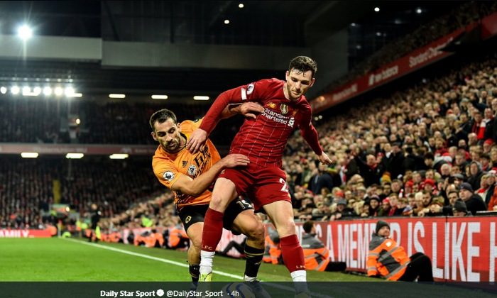 Jonny Otto (Kiri) saat sedang berebut bolda dengan Andrew Robertson di pertandingan Liverpool melawan Wolves yang digelar di stadion Anfield, Minggu (29/12/2019)/