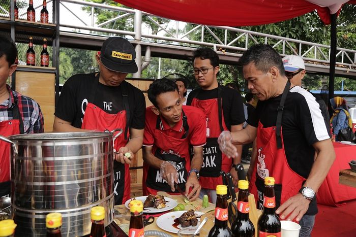 Dozens of married men showed their cooking skills on #SuamiSejatiMasak campaign launching on Sunday (22/12).