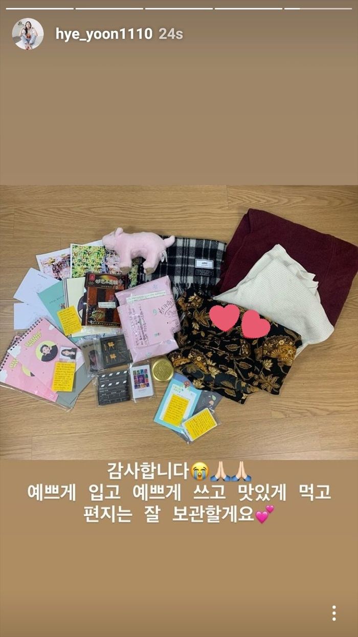 Kim Hye Yoon memamerkan hadiah dari penggemar Indonesia.