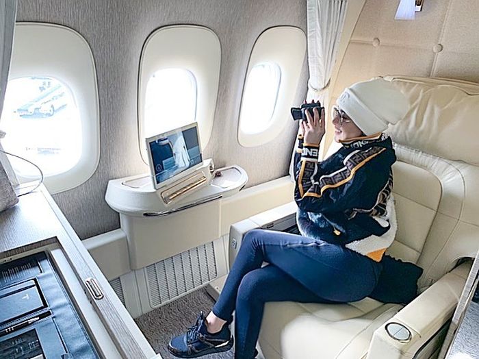 Syahrini berpose di dalam jet pribadi