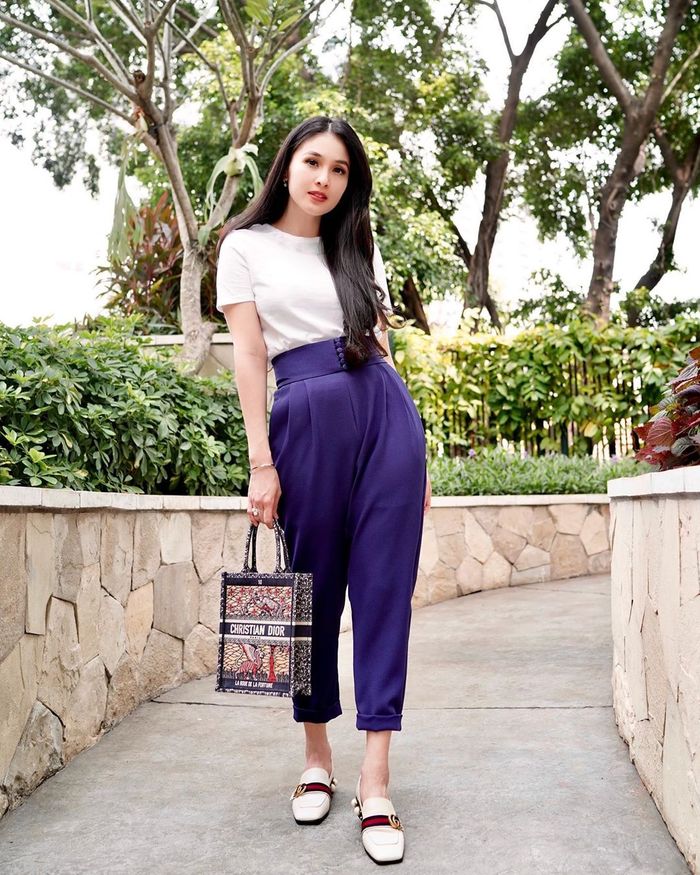 Gaya <a href='https://pontianak.tribunnews.com/tag/penampilan' title='penampilan'>penampilan</a> <a href='https://pontianak.tribunnews.com/tag/sandra-dewi' title='Sandra Dewi'>Sandra Dewi</a>.