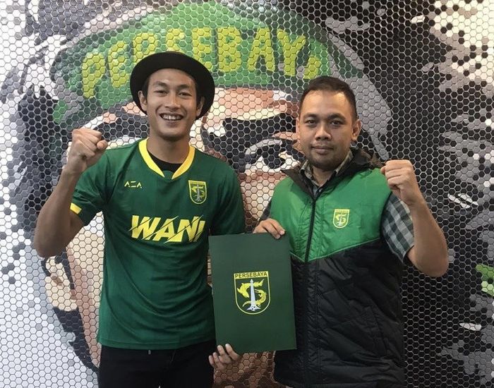 Hansamu Yama Pranata (kiri) bersama manajer Persebaya Candra Wahyudi setelah penandatanganan kontrak di kantor marketing Persebaya, Selasa (31/12/2019).