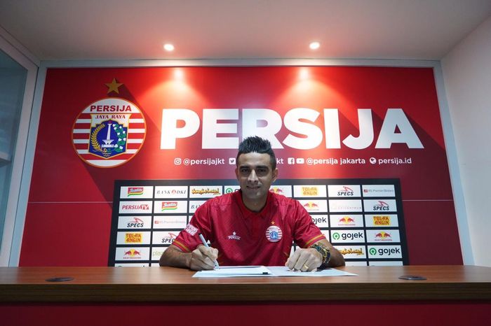Otavio Dutra tanda tangan kontrak berdurasi dua musim di Kantor Persija, Jakarta, Selasa (31/12/2019).