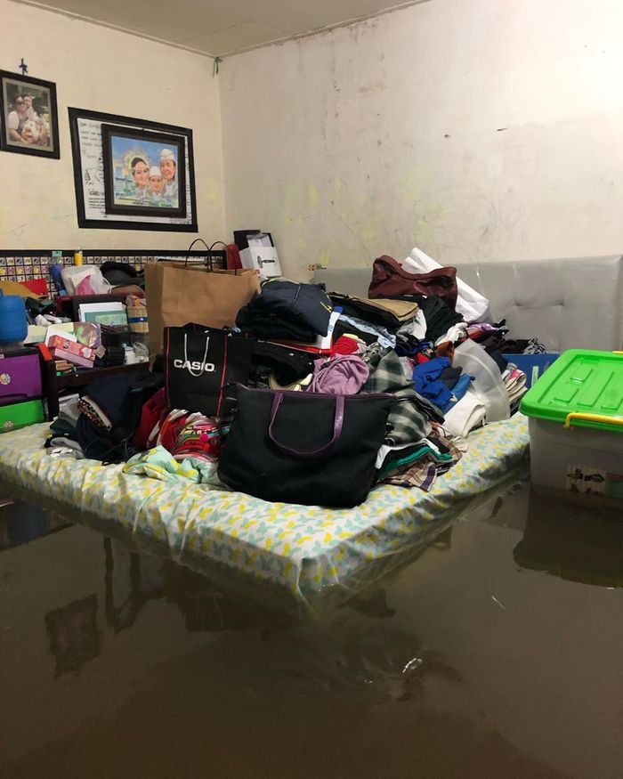Banjir di rumah Sinyorita Esperanza. 