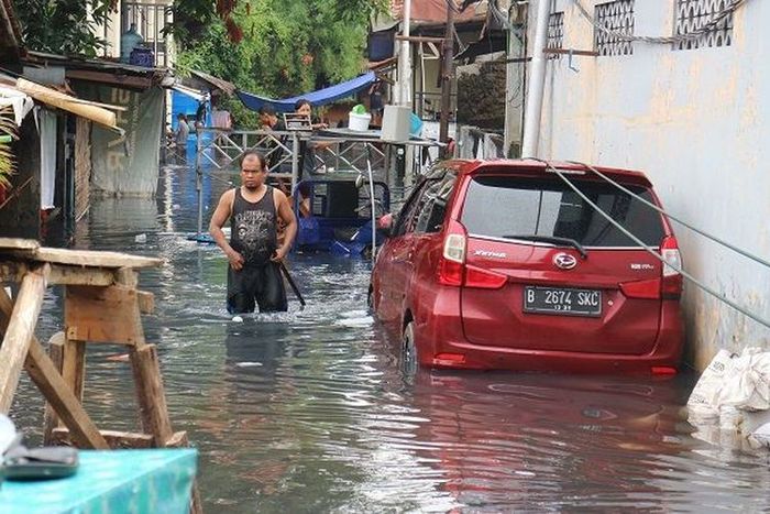 Banjir setinggi lutut orang dewasa masih menggenangi wilayah Kelurahan Sukabumi Selatan, Kebon Jeruk, Jakarta Barat, Rabu (1/1/2020)