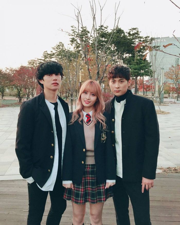 Heechul 'Super Junior' dan Momo 'TWICE'
 