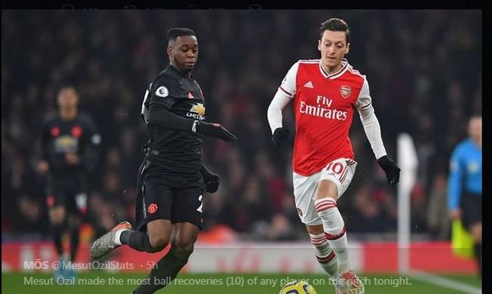 Mesut Oezil (kanan) saat berlaga dalam partai Arsenal vs Manchester United di Stadion Emirates, 1 Januari 2020.