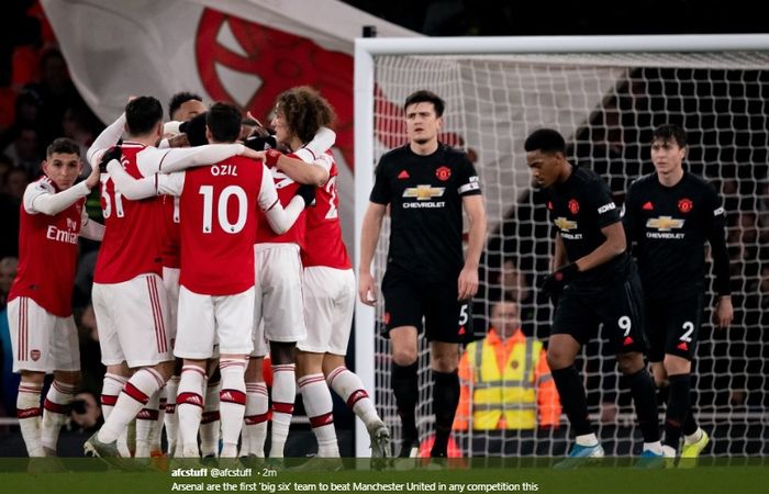 Para pemain Arsenal mengerubungi Nicolas Pepe usai membobol gawang Manchester United dalam pertandingan Liga Inggris yang berlangsung di Stadion Emirates, Rabu (1/1/2020).