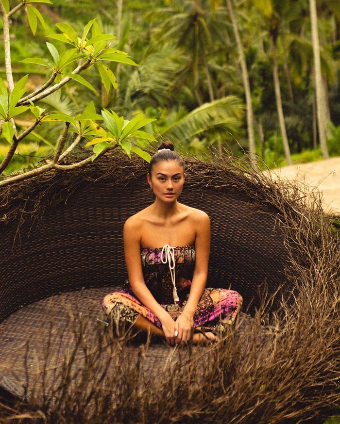 Penampilan seksi Agnez Mo kenakan kemben pamer kulit eksotis saat liburan akhir tahun di Bali