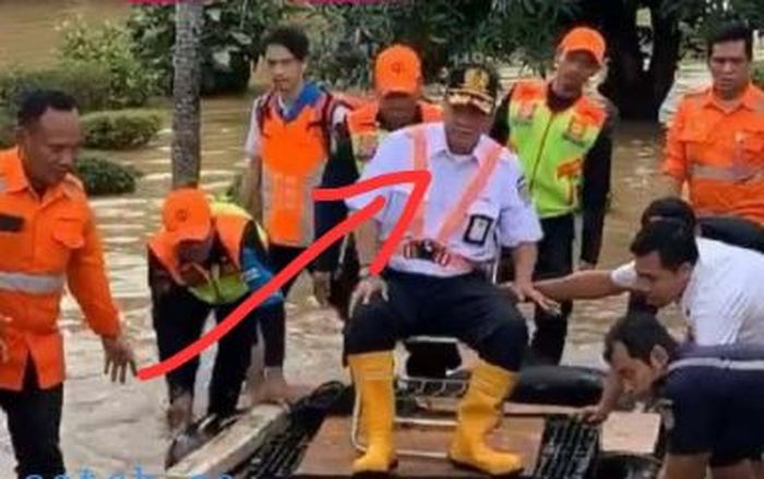 Edi Sukmoro diarak saat banjir