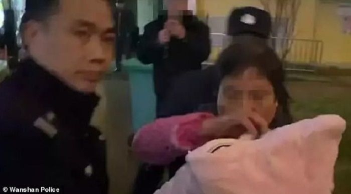 Bayi itu kembali berkumpul bersama keluarganya